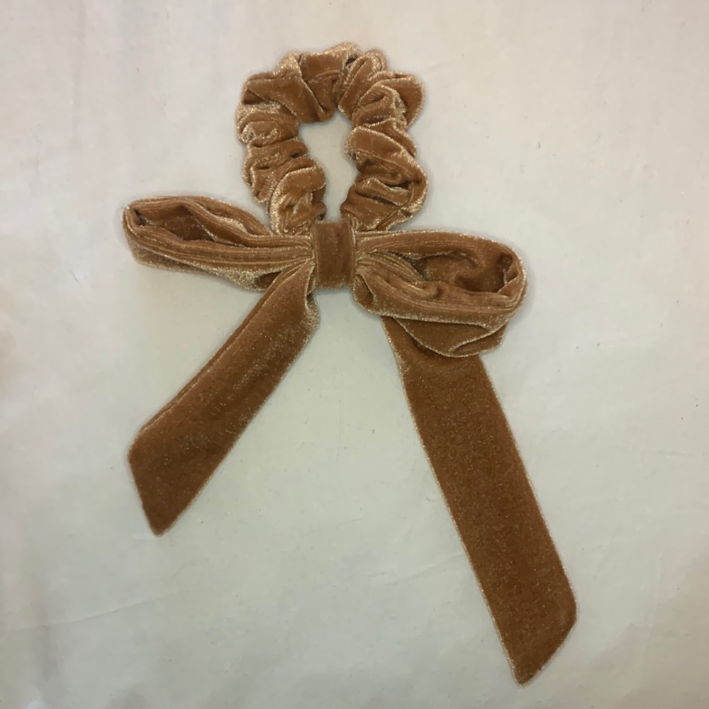 Velvet Bow Scrunchie – Caramel